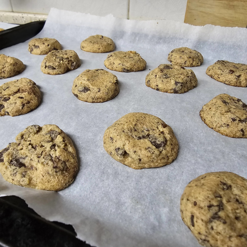 Baked cookies with chocolate