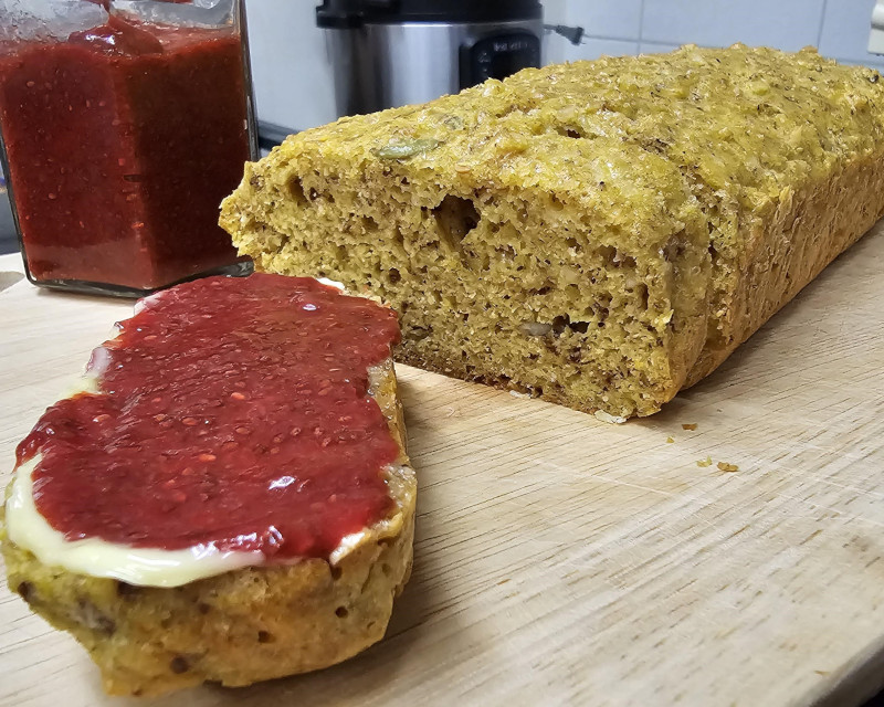 Low-carb bread with strawberry jam